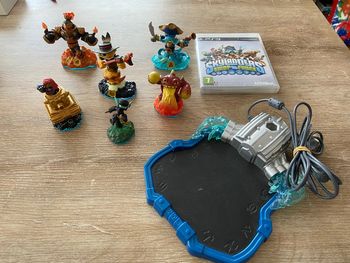 Lot de 6 figurines skylanders swap force + jeu ps3