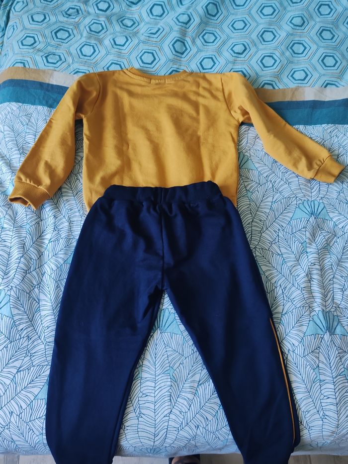 Jogging bleu marine et moutarde - photo numéro 3