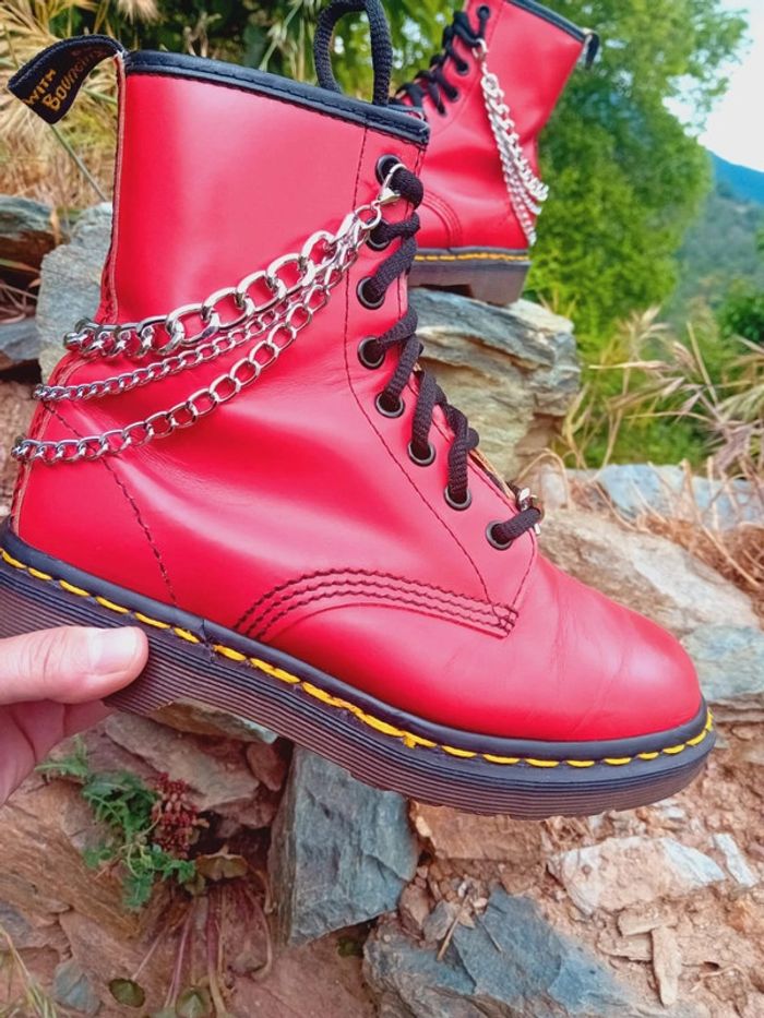 Dr. Martens made in England 🇬🇧 rouge custom chaînes 🔗 et barbelés punk goth uk3 36 - photo numéro 2