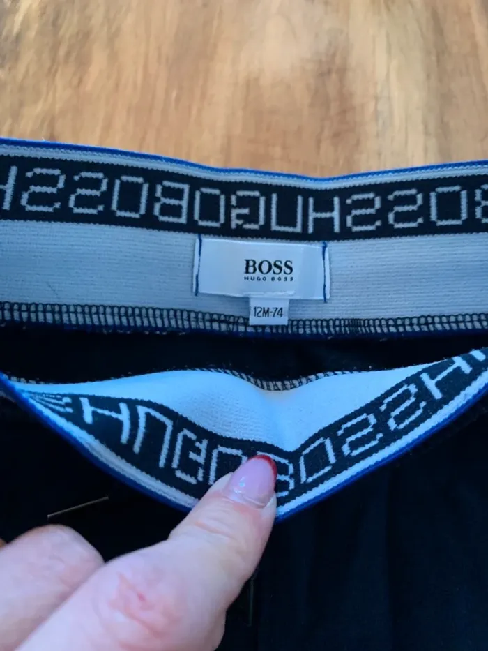 Jogging Hugo Boss taille 12 mois - photo numéro 4