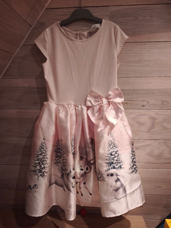 Robe fillette H&M taille 8-10 ans avec des animaux dans la neige parfaite pour les fêtes - photo numéro 4