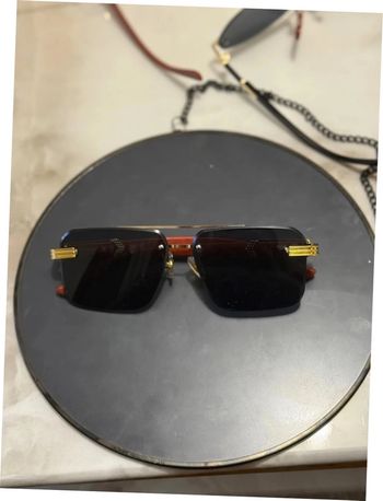 Lunette de soleil noire rouge