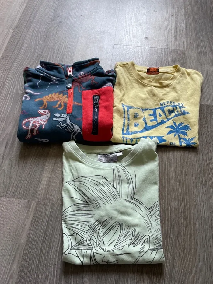 2 tee shirts et un sweat 4 ans