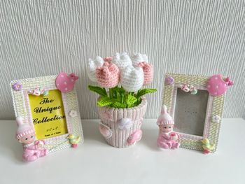 2 cadres + pot avec des tulipes 