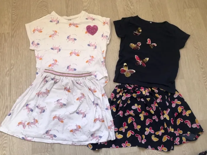 2 ensembles T-shirt et jupes