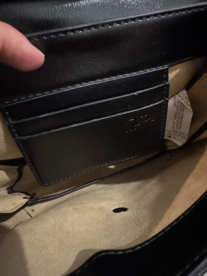Sac à bandoulière Zara noir, bon état juste des petites traces dans les coins 25*20cm - photo numéro 3