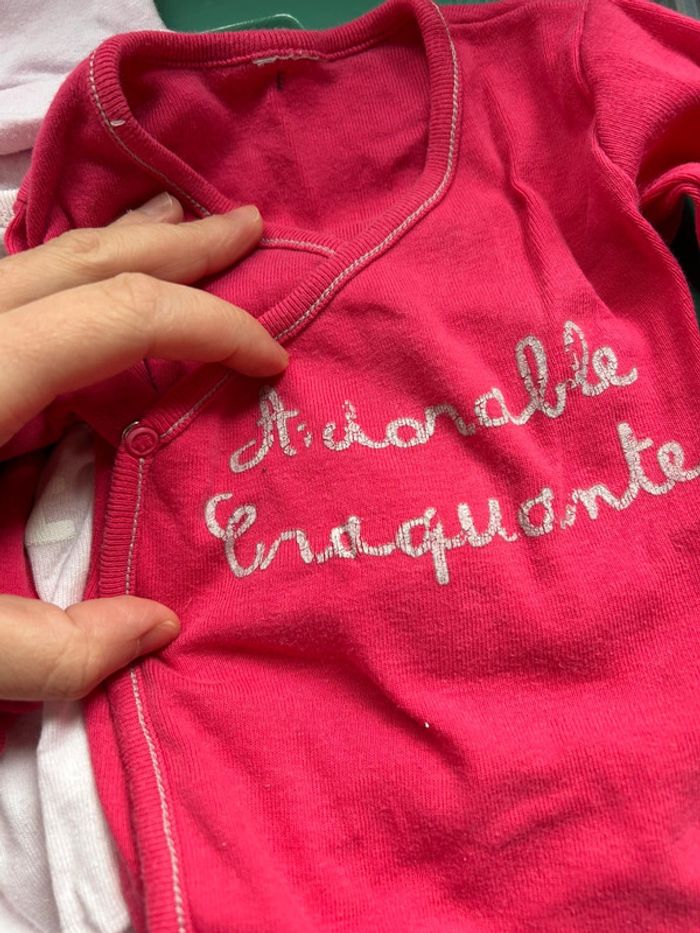 Lot de 5 bodys 1 mois fille et un petit bonnet rose - photo numéro 2