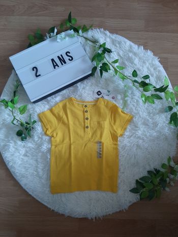 Tee-shirt jaune avec boutons