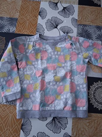 Sweat fille gris chiné motifs multicolores 6 ans