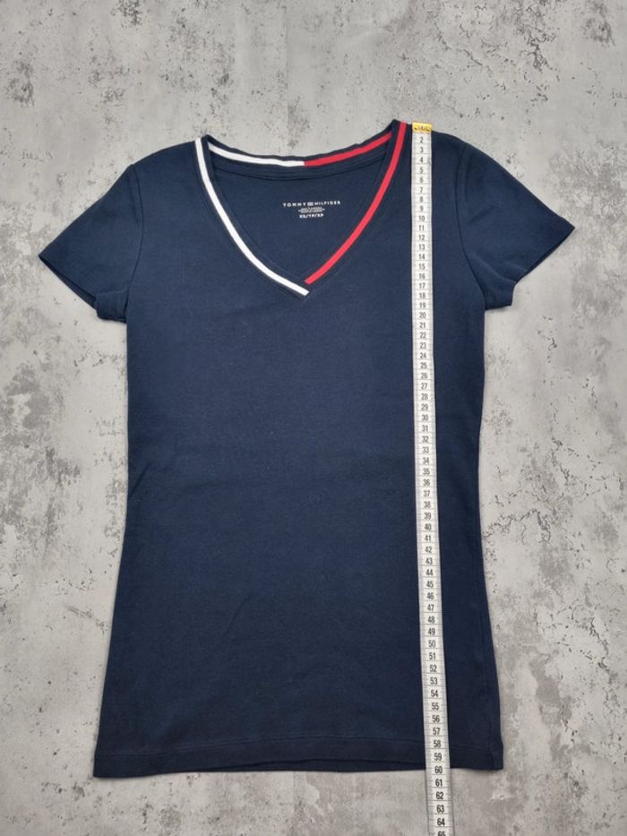 T-shirt Tommy Hilfiger col V bleu marine– Taille XS Femme (mesures en photos) - photo numéro 6