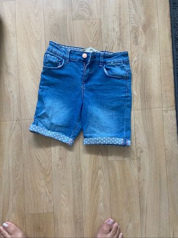 Vêtements. Fille  ans a 8 ans