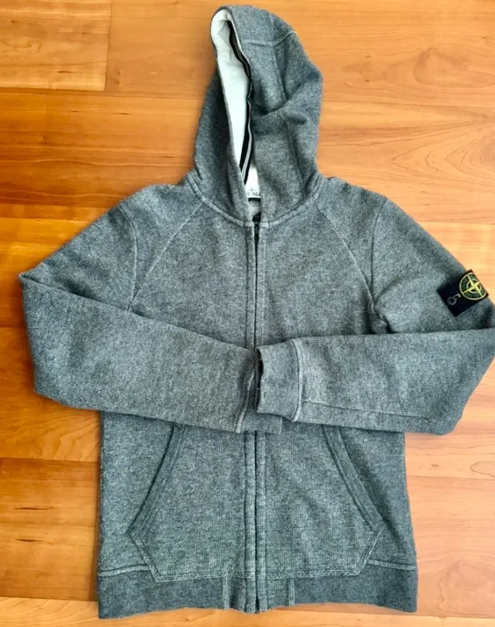 Veste à capuche Stone Island gris – Taille S – Patch authentique – Zip intégral