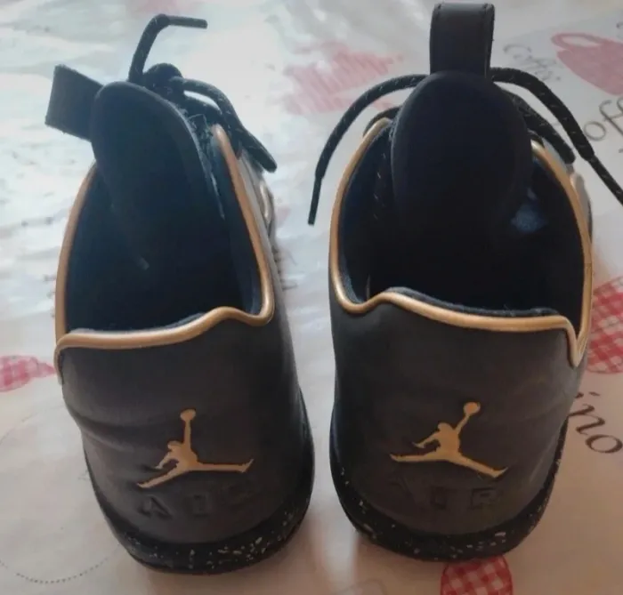 Tennis Jordan noires et dorées - photo numéro 2