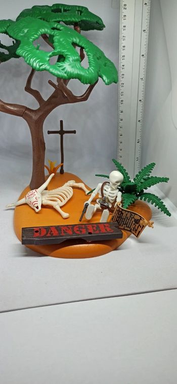 Décor paysage avec squelettes humain et de vache playmobil