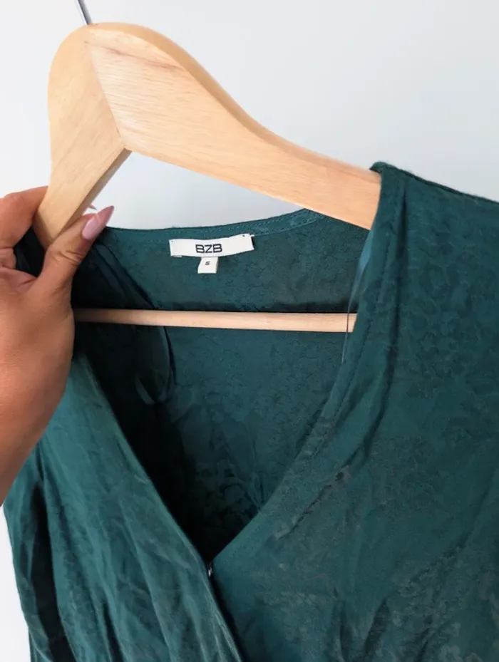 Robe cache-cœur automne vert bouteille satiné moderne chic marque bzb taille 36 - photo numéro 2