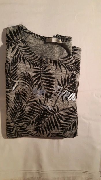 T-shirt gris et noir Gémo pour fille en 12 ans.