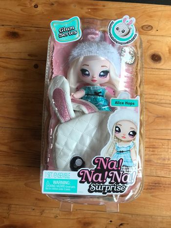Na poupée Alice Hops  et sac
