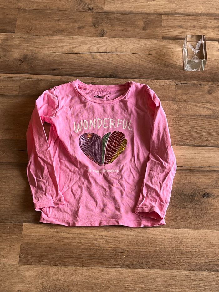 Je vend un haut manche longue fille taille 4 ans très bon état