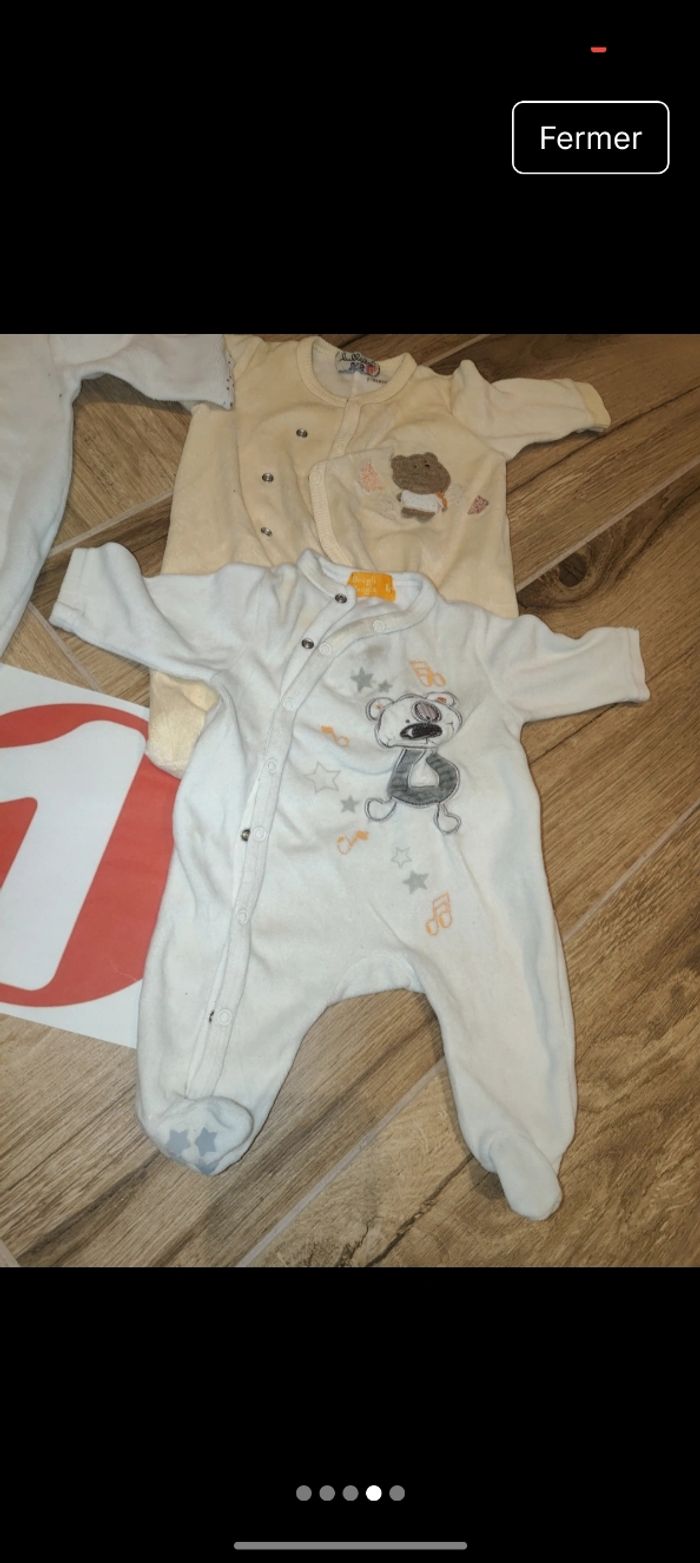 Lot 4 pyjamas velours 
Taille 1 mois 54cm
Marque pat et ripaton et lullaby 
Les deux blancs sont légèrement jaunis au col les deux autres sont en parfait état - photo numéro 4