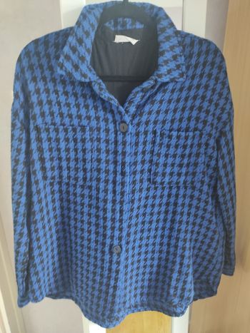 Sur Chemise bleue et noire