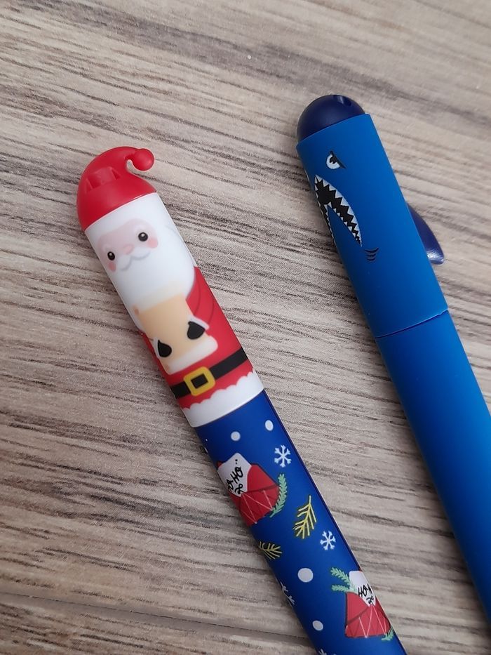 Stylos Legami Père Noël UK et requin fâché