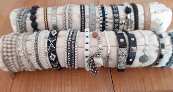Lot 25 bracelets fantaisie noir/blanc
