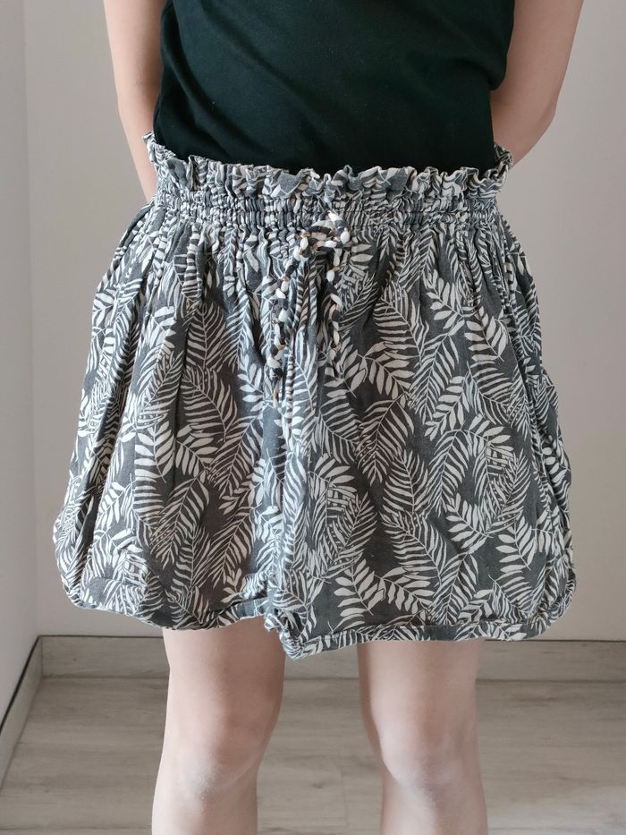 Jupe grise à motifs