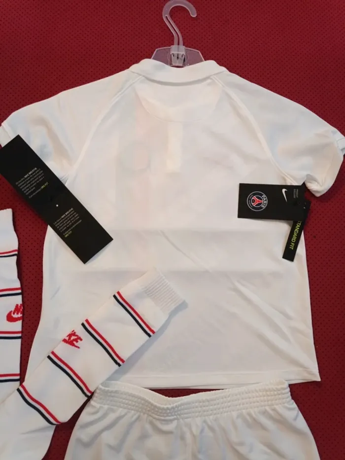 Tenue de foot PSG, Nike Authentique Officiel taille enfant 5/6 ans, Neuf - photo numéro 12