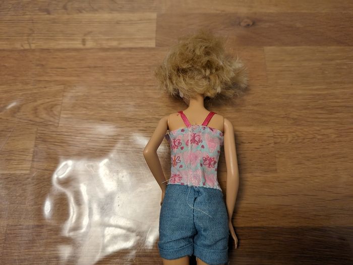 Poupée Barbie avec sa combi short
Très bon état - photo numéro 8
