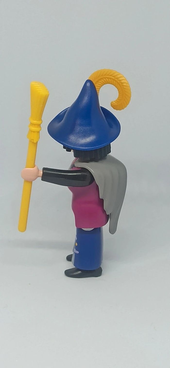 Femme sorcière bossue avec balai jaune playmobil - photo numéro 2