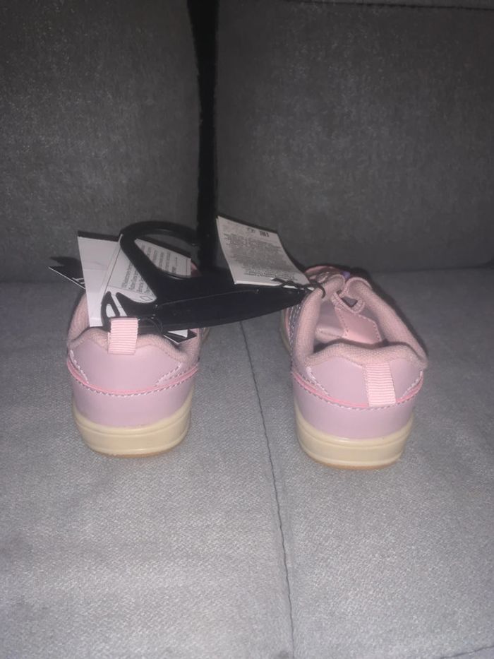 Chaussures neuves fille pointure 22 - photo numéro 3