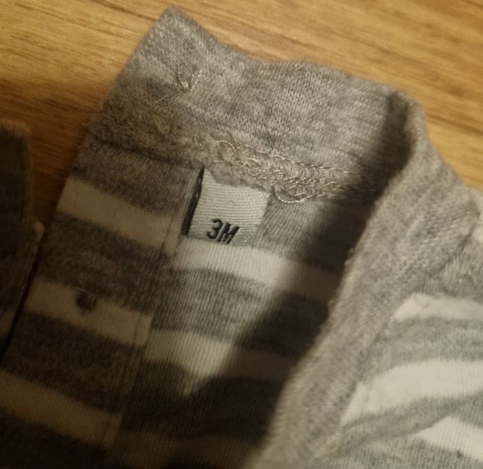 haut manches longues gris et blanc à rayure imprimé tracteur taille 3 mois - photo numéro 2