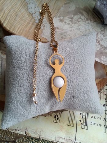 Pendentif féminin sacré et pierre de jade blanc