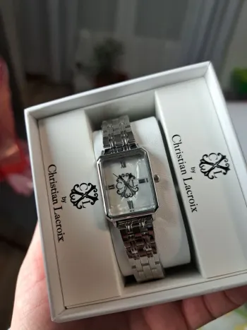 Christian Lacroix montre a quartz argenté et blanc