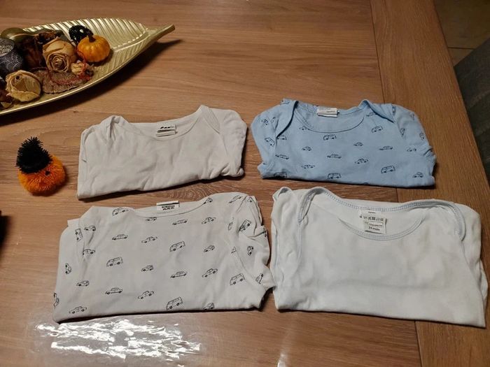 Lot de 4 bodies taille 24 mois très bon état