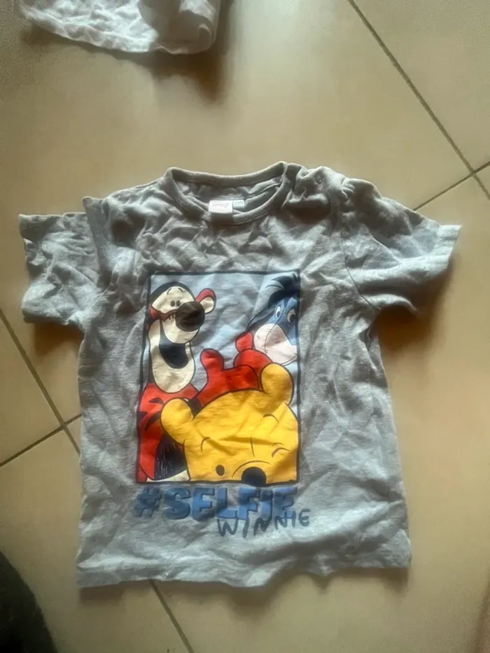 T-shirt manche courte Winnie l’ourson taille 24 mois
