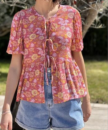Blouse avec nœud, motifs fleuris rose orange, taille 36/38.