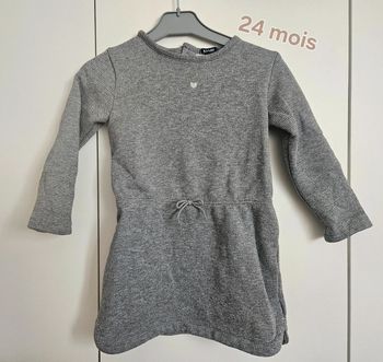 👗 Jolie robe grise à fil argenté – Kiabi – 24 mois