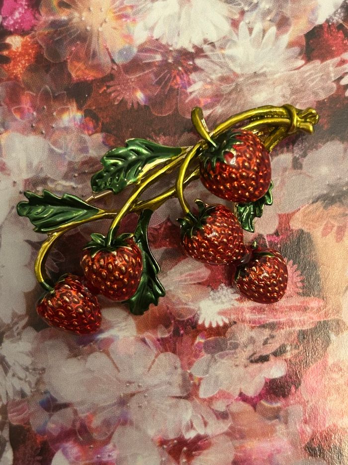 Ravissante Broche fraises - photo numéro 1