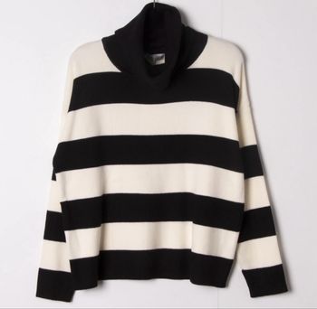 Pull à col roulé noir et blanc