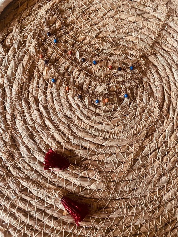 Long collier doré avec chaînes et pompons Promod très bon état - photo numéro 2