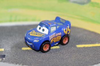 Disney Pixar cars mini racer Flash Mc Queen version homage Doc hudson