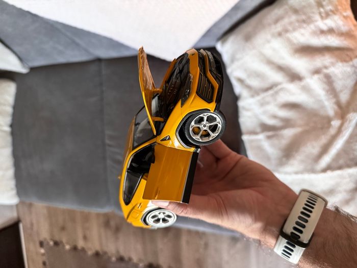 Lamborghini Urus jaune 1:24 Neuf + emballage - photo numéro 2