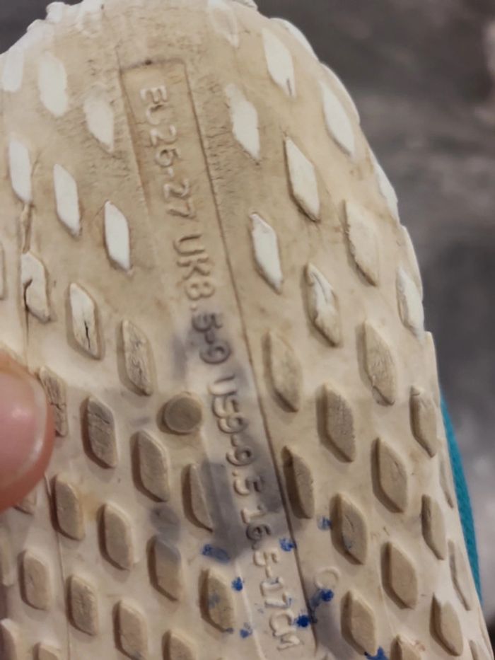 Chaussures de plage ou école,ici mis en chaussons d école - photo numéro 4