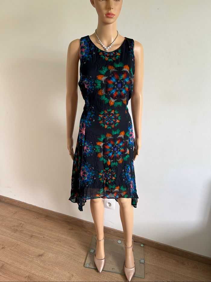 Robe noire et imprimée sans manches Desigual taille 40 jamais portée - photo numéro 3