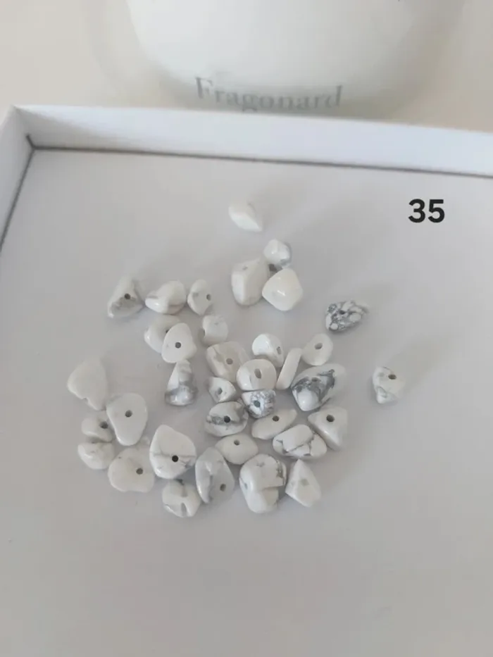Perles chips howlite blanc