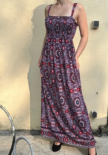 Robe longue à motifs géométriques rouge et bleu