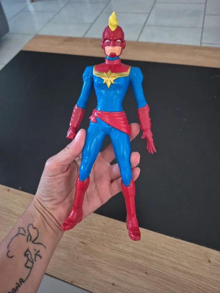 Figurine captain marvel