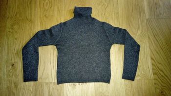 Joli pull gris à col roulé