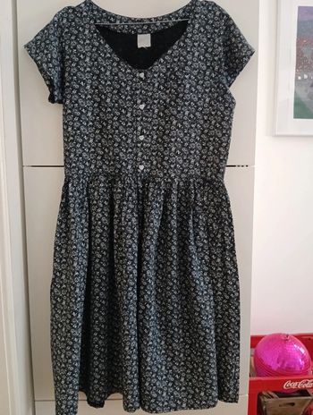 Robe boutonnée vintage noire fleurs blanches en viscose taille 40